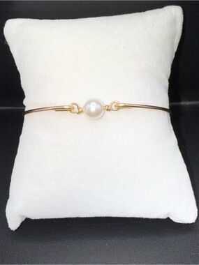 Source Unknown Gold-Tone Bangle with White Pearl